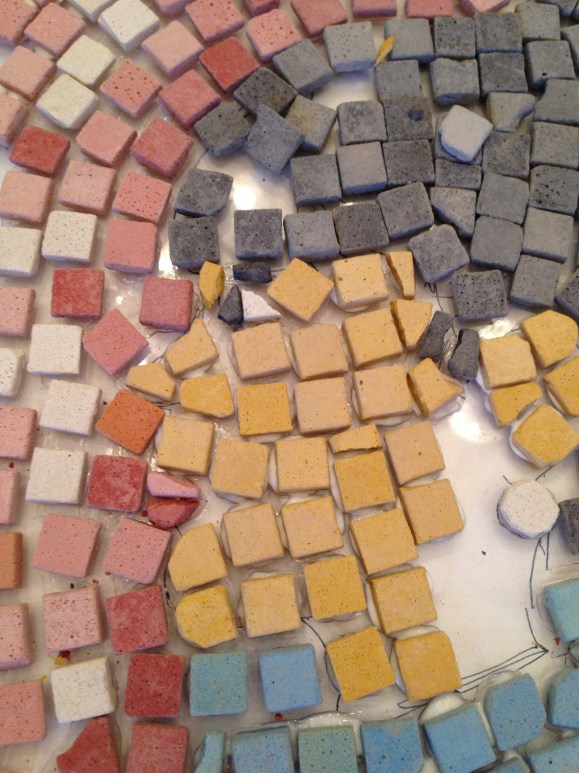 I start to adhere the stones. I make lips and eyes and an earring. 